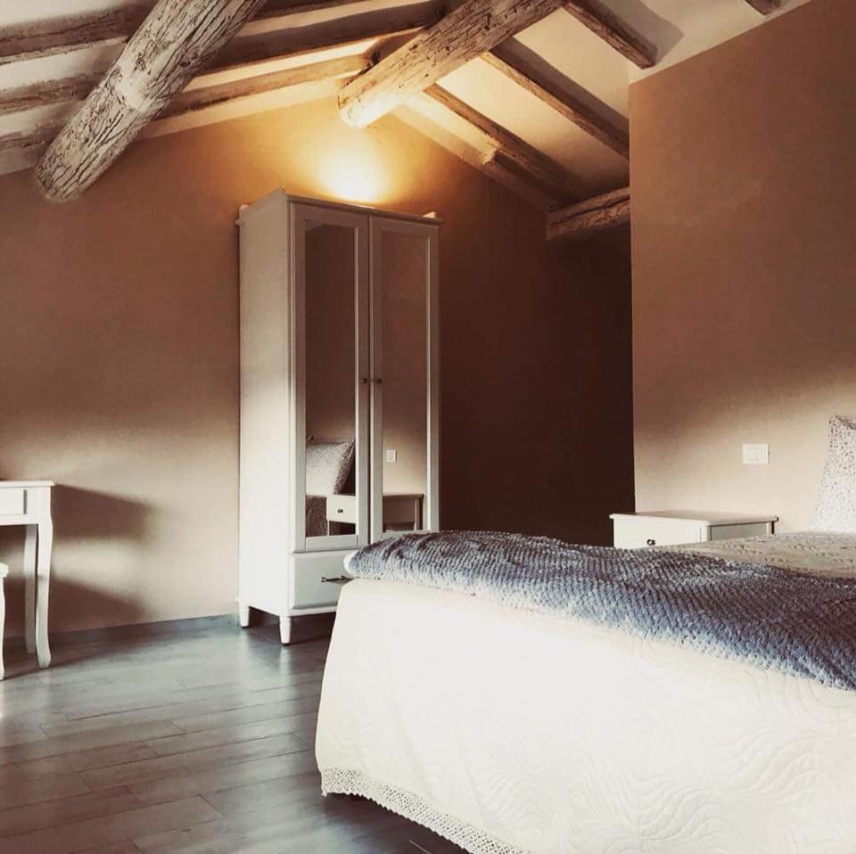 700Enolocanda Santa Giuletta Buitenkant foto